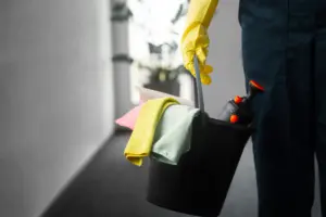Persona realizando limpieza de obras en Barcelona
